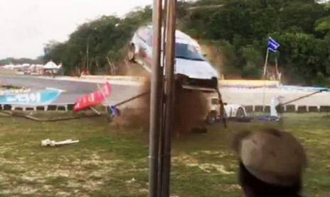 Чудо, что никто не погиб, когда этот автомобиль полетел в толпу